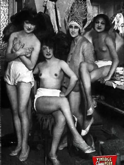 Sensual vintage ladies showing