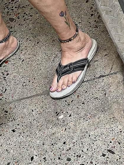 Gilf feet at supermarket