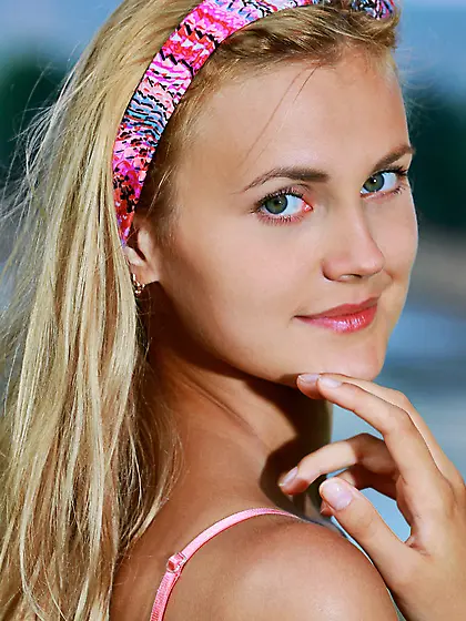 Pink dress blond-haired hottie shows her amazing ass outdoors Vi