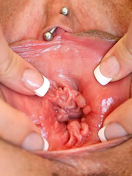 Shameless brunette gives you amazing close-ups and fucks veggies