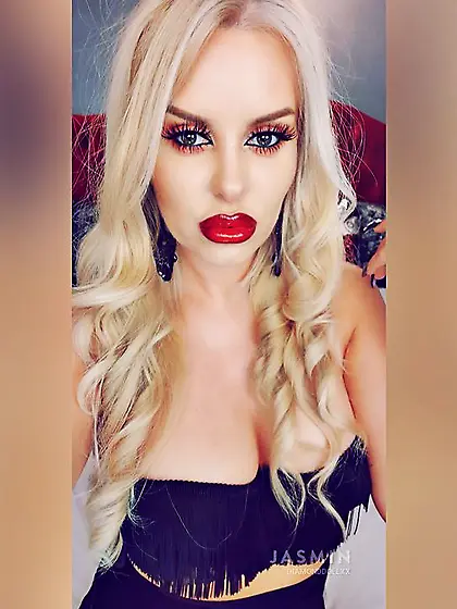 Mature athletic squirt