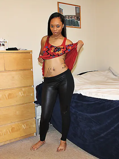 Black bimbo Sapphire Kiss is kissing, licking and sucking the lu