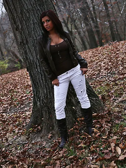 Smoking hot teen Briana Lee Online pulls down her jeans in the w