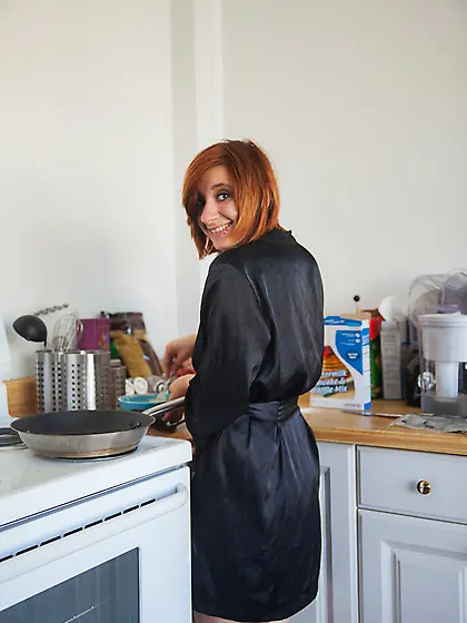 Red-haired housewife Chesea Bell cooks breakfast and shows off n