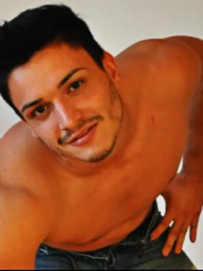 Brunette aidanhot perform close