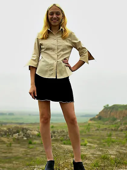 Vika unbuttoned her Jacket