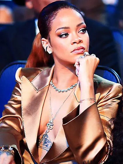 Rihanna sexy legs pics