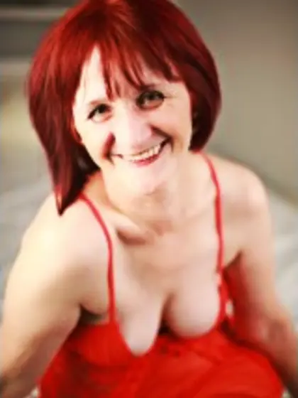 Redhead anne perform cameltoe