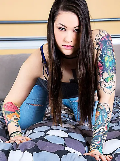 Young rocker babe pulls