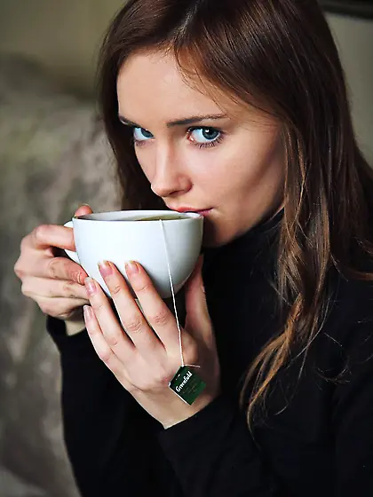 Sultry babe Cathleen A is sticking the fingers between shaved an