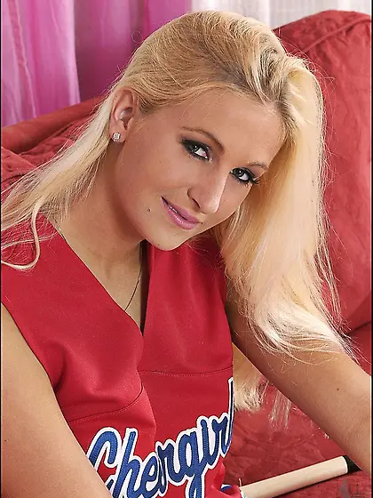 Cheerleader Tori hardly entering big baseball bat into her greed