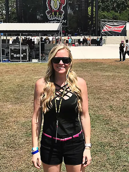 Leslie showing off her nice tits on spring break