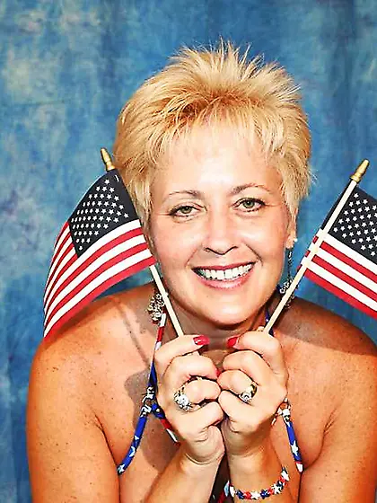 Tracy Munches..... Another Stunning Crimson,  White and Blue Holid