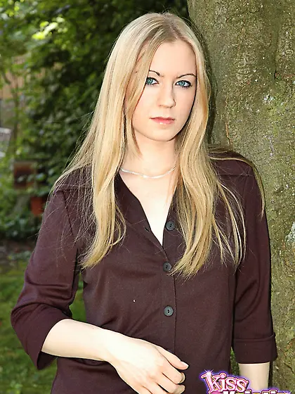 Passionate blonde hottie Kiss Kristin slowly strips outdoors and