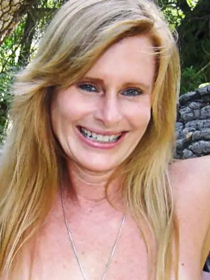 Gisela likes being nude outside