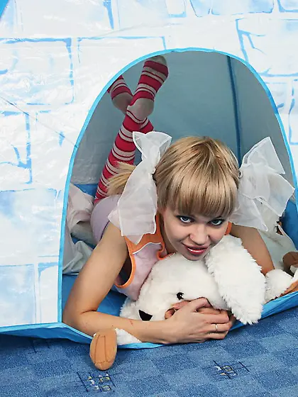 Lusty teen cuttie Amy Days takes off her panties and shows her p