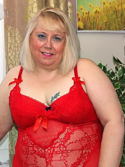 Chubby blonde expose big