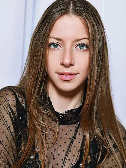 Black stockings babe Kesia Nubiles is staying in doggy spreading