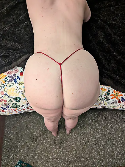 MILF pawg in tiny grsting