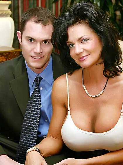 Deauxma takes her clothes off for the camera and swallows a thro